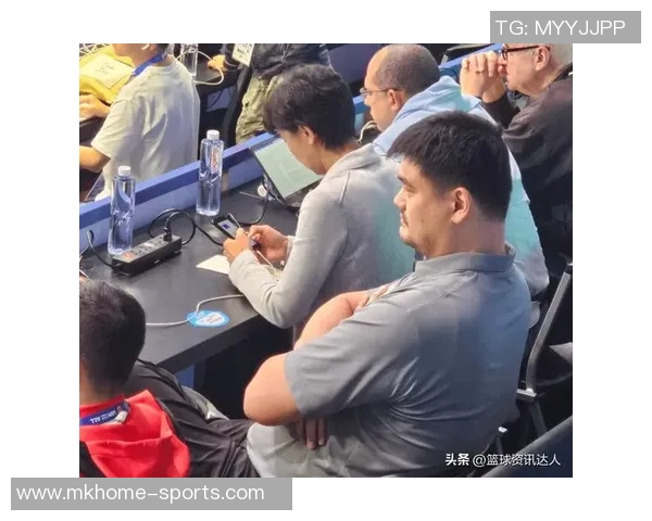 姚明叉腰皱眉展现强烈情绪引发球迷热议与关注